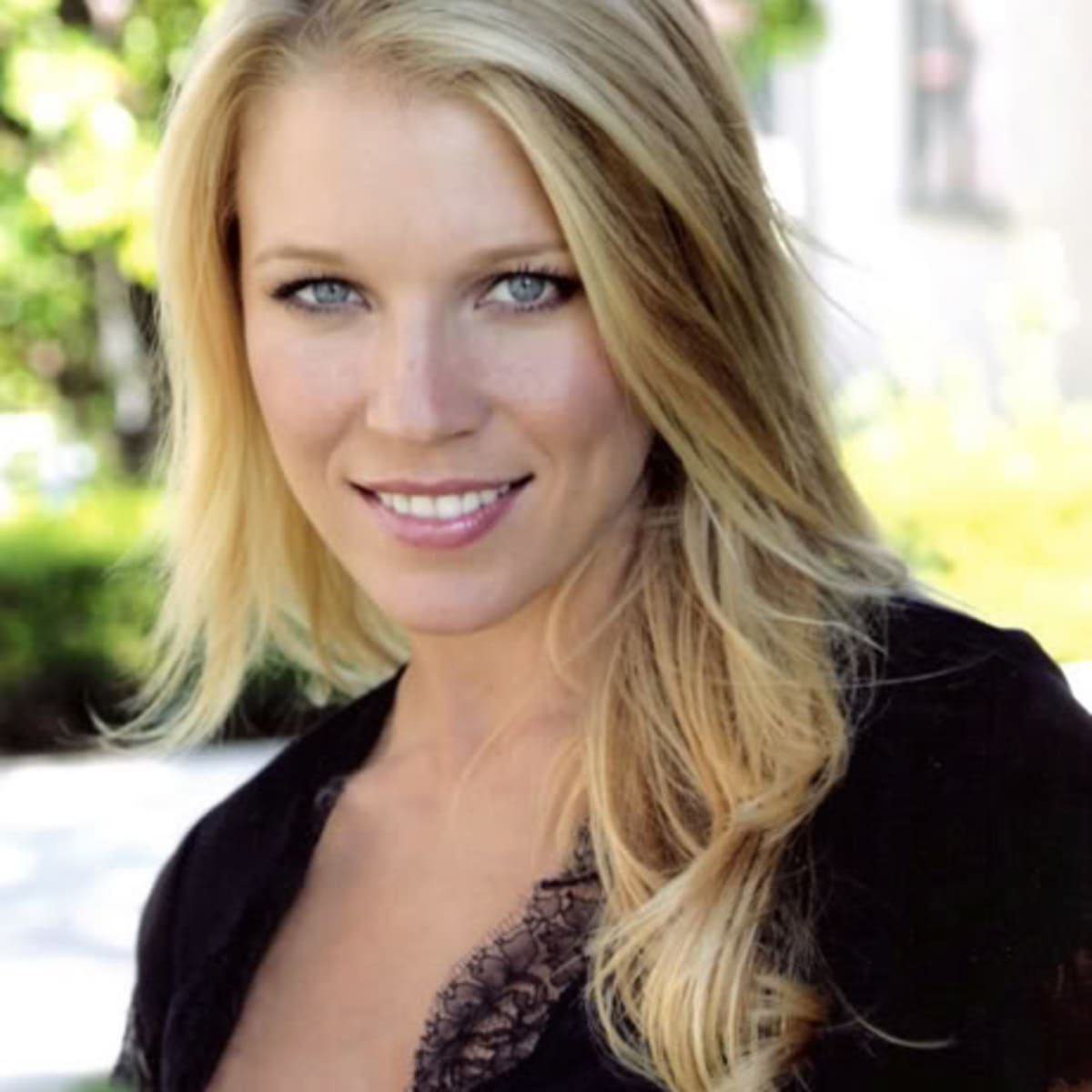 Alicia Leigh Willis in Raven - Daytime Confidential