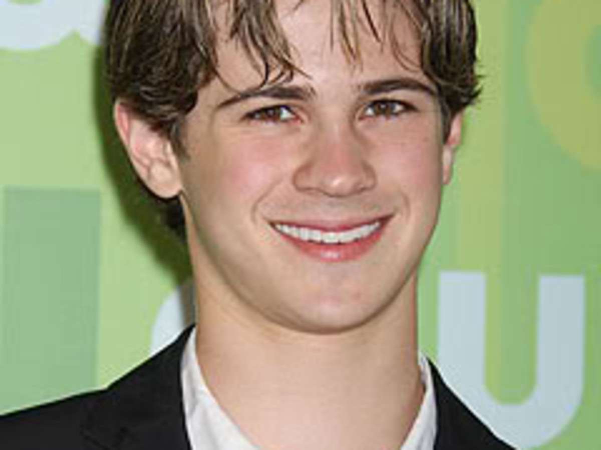 Pete Davidson and Phoebe Dynevor Couple Up at Wimbledon, Plus Tyra Banks,  Kendall Jenner and More, image size:1200x900