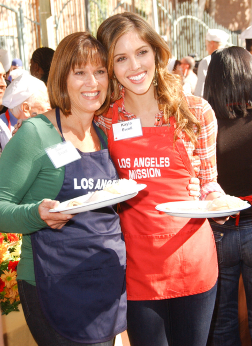 Stars Help Serve Thanksgiving Dinner to Homeless - Daytime Confidential