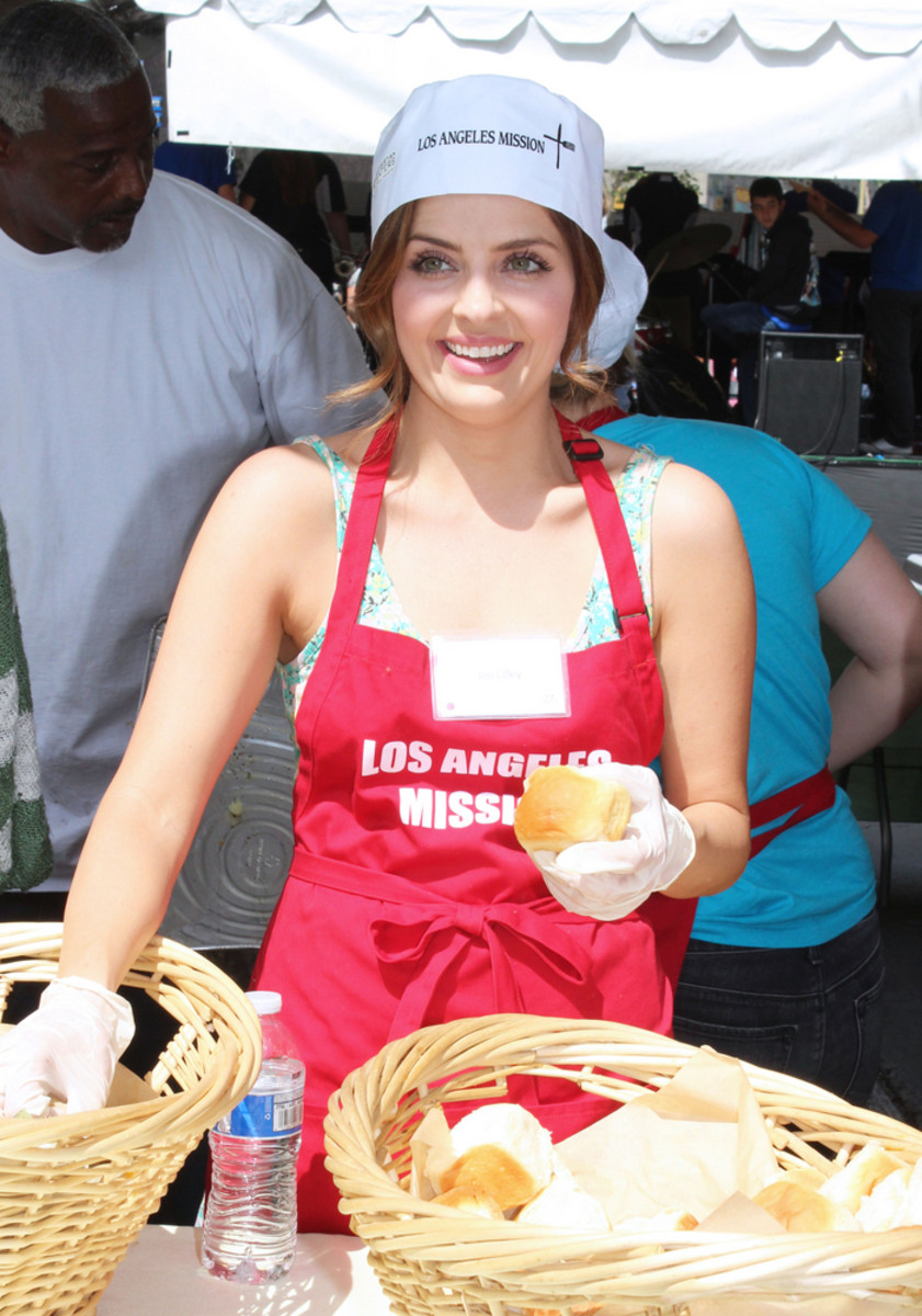 DAYS and Y&R Stars Serve Easter Meals on Skid Row (PHOTOS) - Daytime ...