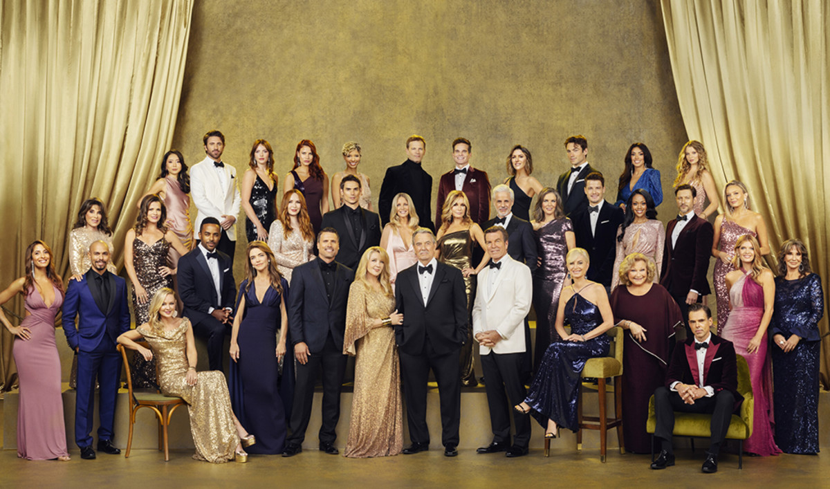 Hello Summer: The Cast of The Young and The Restless Brings in The ...