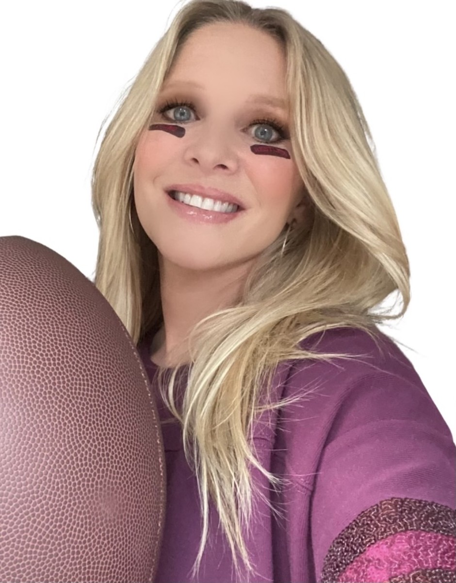 WATCH: Lauralee Bell Enlists Y&R Co-Stars For Behind-The-Scenes Super Bowl  Fun (VIDEO) - Daytime Confidential