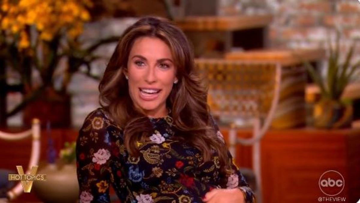 WATCH Alyssa Farah Griffin Announces Pregnancy Live on The View [Video(02)